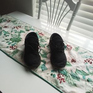 ALL black Nike running shoes